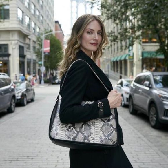 Elevate Your Style with Our Alligator Print Genie Shoulder Bag! Vegan leather - Picture 8 of 9